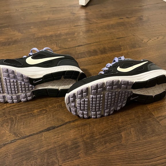 7 Nike Sneakers - Picture 4 of 6